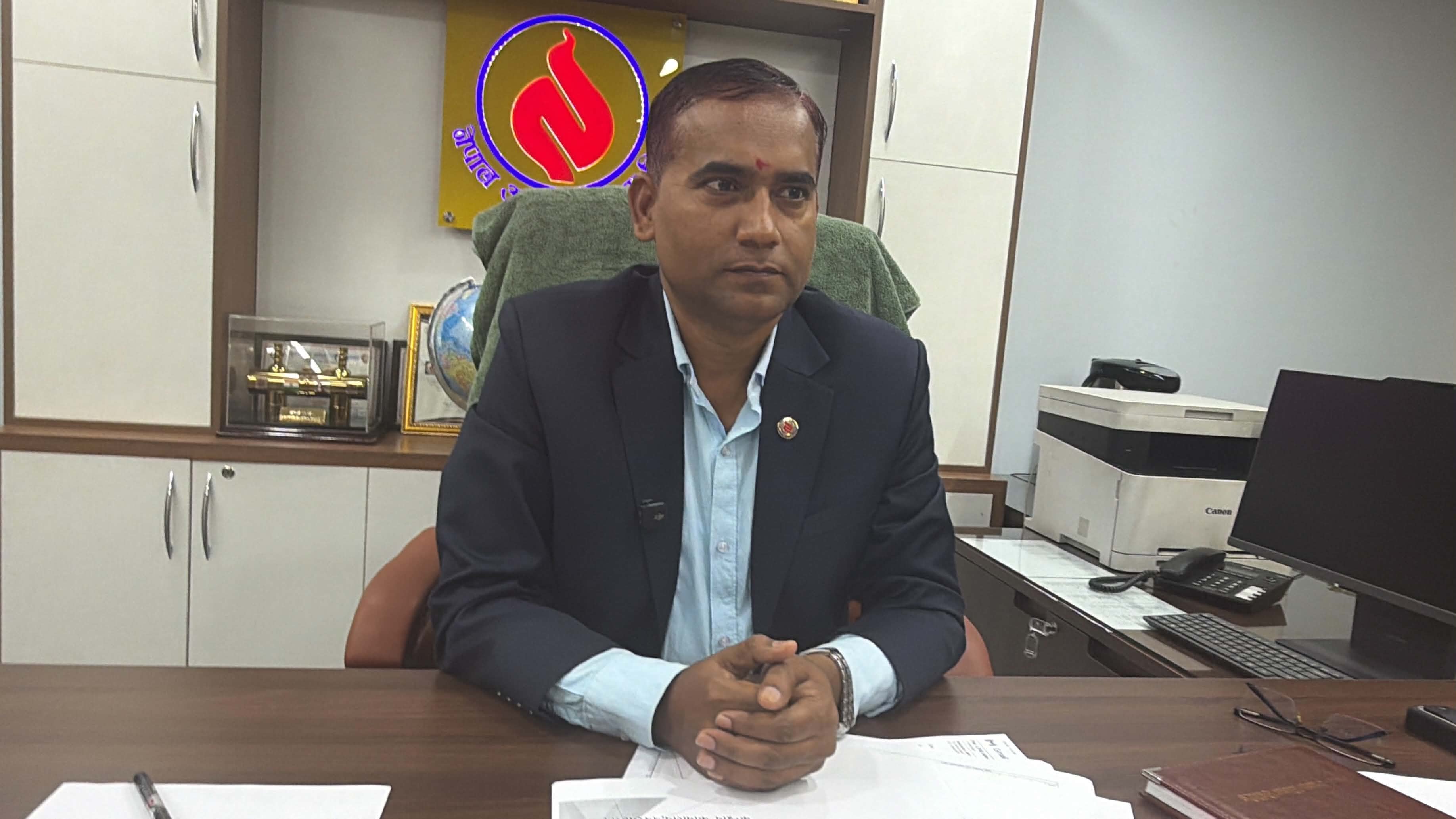 खाली सिलिन्डर बोकेर लाइनमा नबस्न आयल निगमका प्रमुख साहको आग्रह